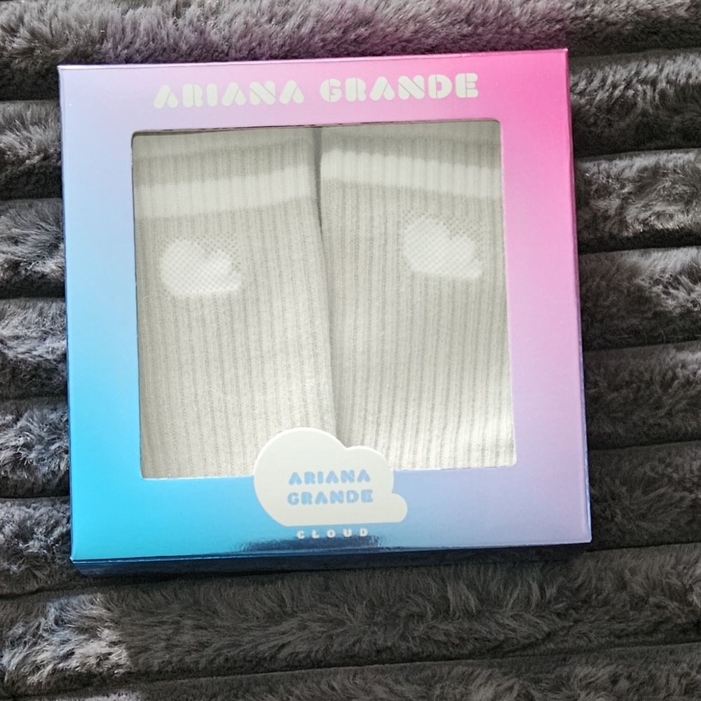 Ariana Grande R.E.M. Saturn Neon Desk Light Cloud Socks 34+35 Mug & Cloud Box - Picture 8 of 14